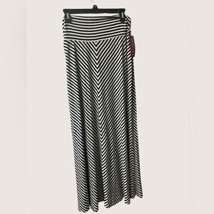 NWT MERONA Black & White Maxi skirt size Large. #10284